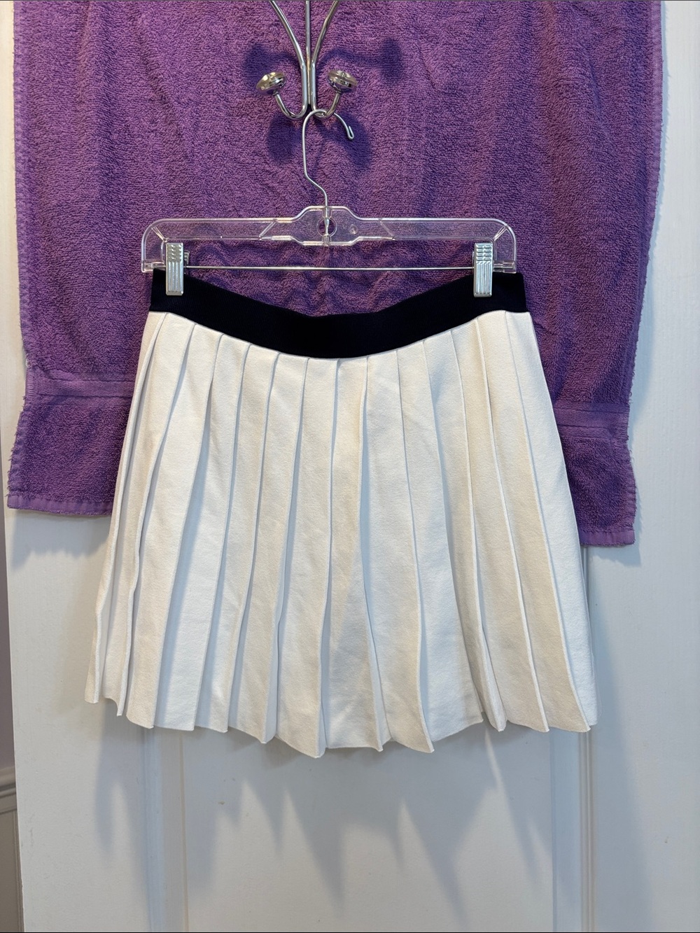 NWT MICHAEL Michael Kors White Pleated Skirt with Navy Waistband